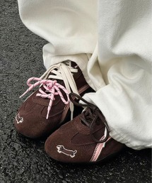 LA VORAGINE（ラ ヴォラジネ）の「遊び心くすぐる刺繍×レトロカラーのヴィンテージ風スニーカー（スニーカー）」