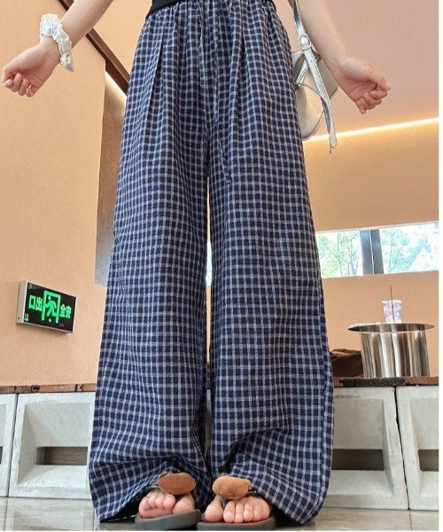 &soiree(アンドソワレ)の「チェック柄サッカーイージーワイドパンツ(その他パンツ・レディース・ベージュ/ネイビー/サックスブルー・X-LARGE/LARGE/MEDIUM/SMALL)」の2枚目の写真