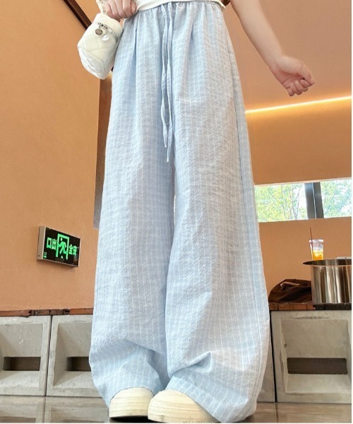 &soiree(アンドソワレ)の「チェック柄サッカーイージーワイドパンツ(その他パンツ・レディース・ベージュ/ネイビー/サックスブルー・X-LARGE/LARGE/MEDIUM/SMALL)」の3枚目の写真