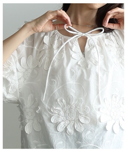 Sawa a la mode(サワアラモード)の「立体花柄レース刺繍パフスリーブブラウス(シャツ/ブラウス・レディース・ブラック/ホワイト・FREE)」の13枚目の写真
