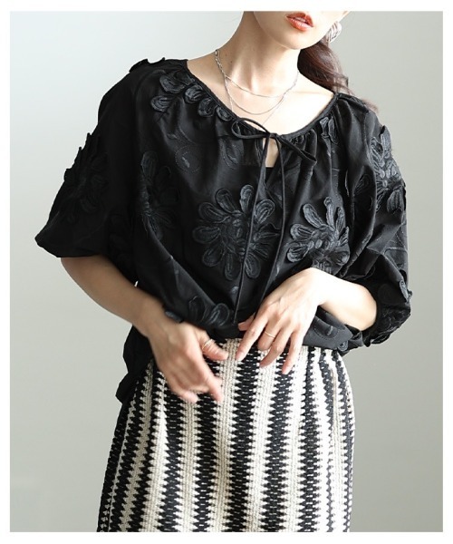 Sawa a la mode(サワアラモード)の「立体花柄レース刺繍パフスリーブブラウス(シャツ/ブラウス・レディース・ブラック/ホワイト・FREE)」の17枚目の写真