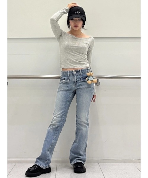 GAP(ギャップ)の「CloseKnit Jersey Gap Logo Off-Shoulder Crop T-Shirt(Tシャツ/カットソー・レディース・グレー/ホワイト/ブラック/ネイビー・XL/L/M/S/XS/XXS)」の17枚目の写真