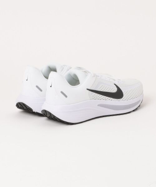 NIKE(ナイキ)の「NIKE ナイキ QUEST 7【超軽量】メンズスニーカー ランニングシューズ 厚底(クエスト7) IM6368-101 ホワイト/ブラック/ピュアプラチナム(スニーカー・メンズ・ホワイト・30.0cm/31cm/29.0cm/28.0cm/27.5cm/27.0cm/26.5cm/26.0cm/25.5cm)」の2枚目の写真