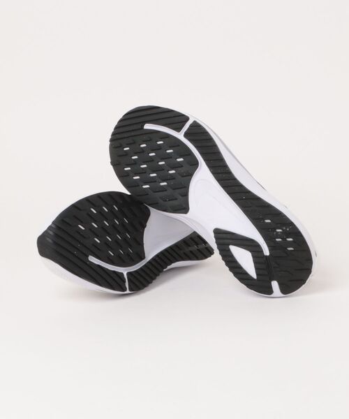 NIKE(ナイキ)の「NIKE ナイキ QUEST 7【超軽量】メンズスニーカー ランニングシューズ 厚底(クエスト7) IM6368-101 ホワイト/ブラック/ピュアプラチナム(スニーカー・メンズ・ホワイト・30.0cm/31cm/29.0cm/28.0cm/27.5cm/27.0cm/26.5cm/26.0cm/25.5cm)」の3枚目の写真