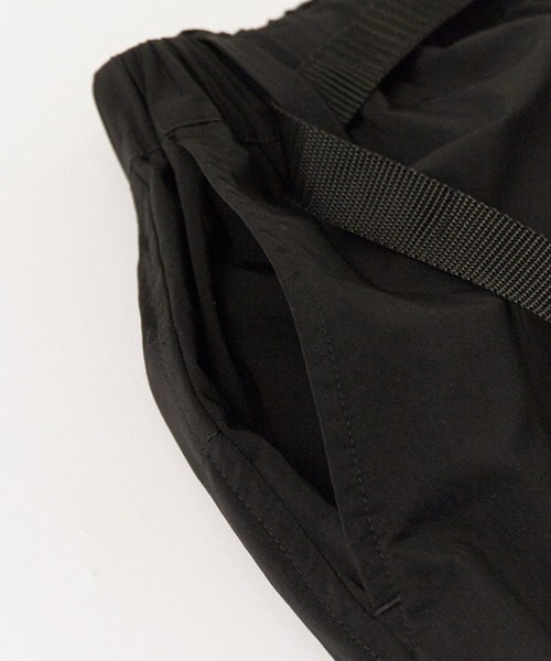 WHITE MOUNTAINEERING（ホワイトマウンテニアリング）の「White Mountaineering/ × Dickies/ WM×Dickies TAPERED PANTS 秋服 冬服（チノパンツ・メンズ・ブラック・2）」の6枚目の写真