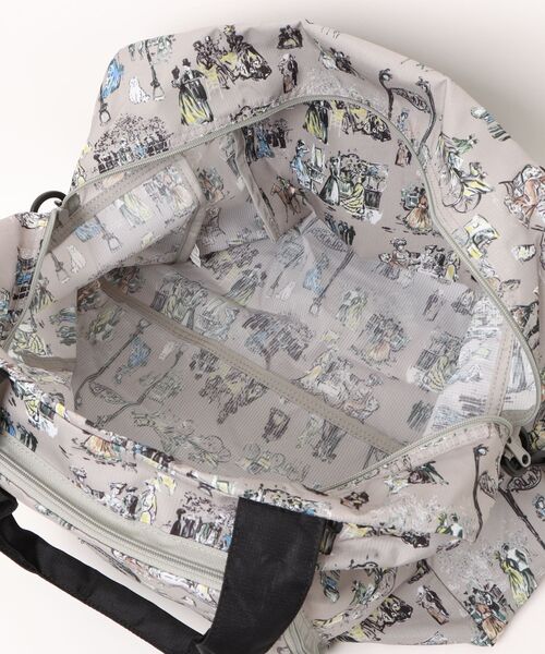PAUL & JOE ACCESSOIRES(ポールアンドジョーアクセソワ)の「【PAUL & JOE ACCESSOIRES /ポール アンド ジョー アクセソワ 】 TRAVEL BOSTON 中世のパリの街並み柄 折りたたみボストンバッグ(ボストンバッグ・レディース・グレイッシュベージュ/ネイビー・FREE)」の4枚目の写真