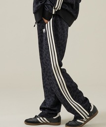ELEY KISHIMOTO(イーリーキシモト)の「【ELEY KISHIMOTO×FILA】イーリーキシモト×フィラ トラックパンツ / ユニセックス / SM6FCU708(その他パンツ)」