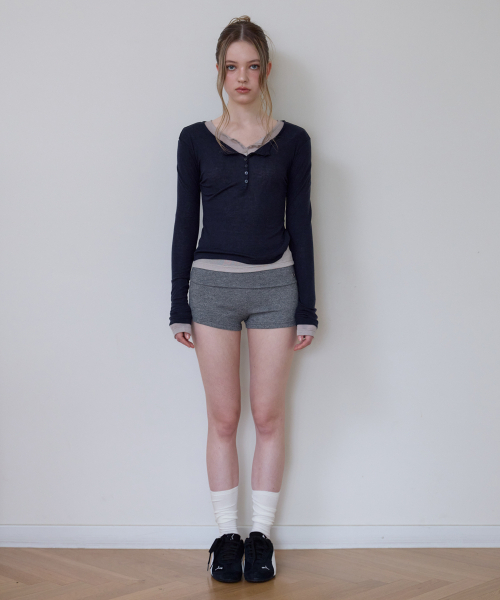 ROSEFRANTZ（ロゼフランツ）の「Henley Neck Layered Long Sleeve [Navy]（Tシャツ/カットソー・レディース・ネイビー・OS）」の2枚目の写真