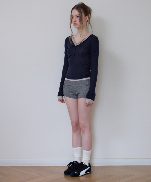 ROSEFRANTZ（ロゼフランツ）の「Henley Neck Layered Long Sleeve [Navy]（Tシャツ/カットソー・レディース・ネイビー・OS）」の3枚目の写真