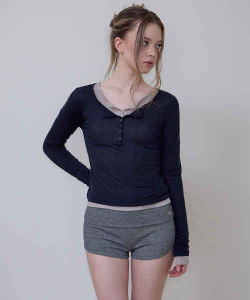 ROSEFRANTZ（ロゼフランツ）の「Henley Neck Layered Long Sleeve [Navy]（Tシャツ/カットソー・レディース・ネイビー・OS）」の7枚目の写真