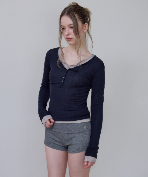 ROSEFRANTZ（ロゼフランツ）の「Henley Neck Layered Long Sleeve [Navy]（Tシャツ/カットソー・レディース・ネイビー・OS）」の8枚目の写真