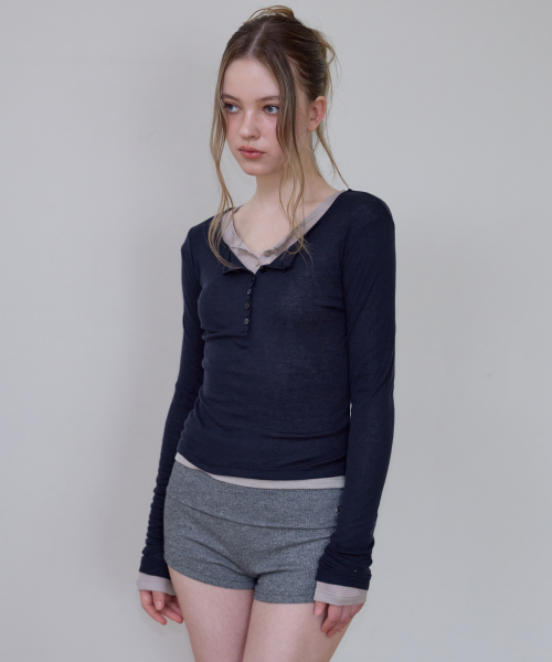ROSEFRANTZ（ロゼフランツ）の「Henley Neck Layered Long Sleeve [Navy]（Tシャツ/カットソー・レディース・ネイビー・OS）」の9枚目の写真