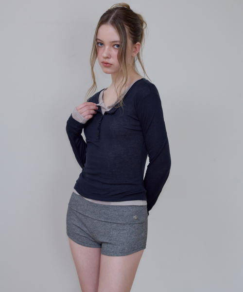 ROSEFRANTZ（ロゼフランツ）の「Henley Neck Layered Long Sleeve [Navy]（Tシャツ/カットソー・レディース・ネイビー・OS）」の11枚目の写真