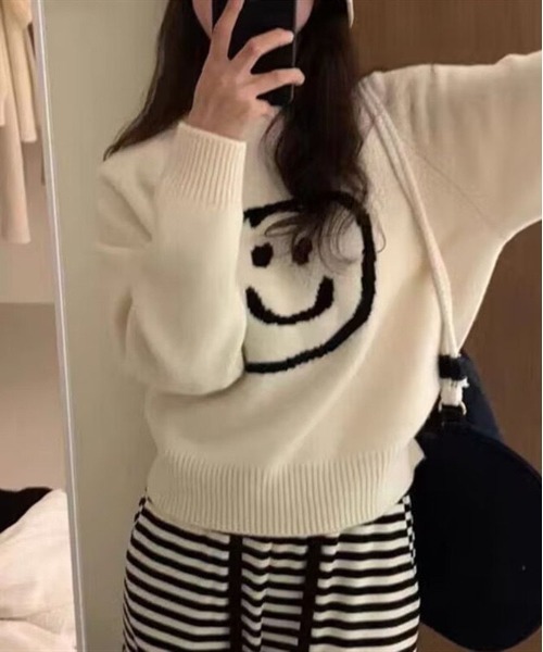 ＆soiree（アンドソワレ）の「スマイルデザインオーバーサイズニット（ニット/セーター・レディース・グレー/ホワイト/ブラック・FREE）」の4枚目の写真