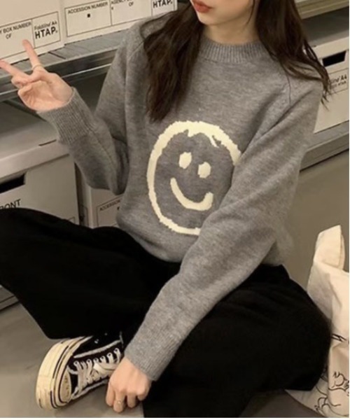 ＆soiree（アンドソワレ）の「スマイルデザインオーバーサイズニット（ニット/セーター・レディース・グレー/ホワイト/ブラック・FREE）」の5枚目の写真