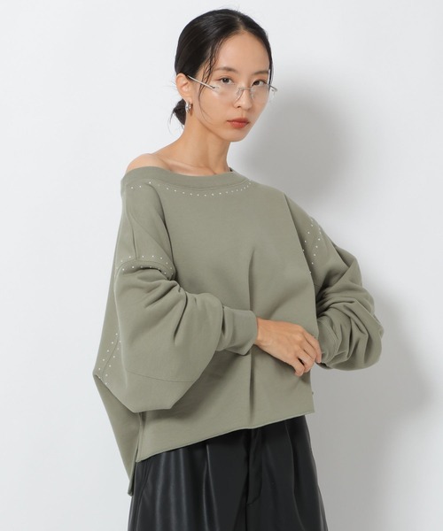 HEREIAM(ヘレイアム)の「【HEREIAM】スタッズオフショルスウェット(スウェット・レディース・カーキ/オフホワイト/ブラック・FREE)」の3枚目の写真