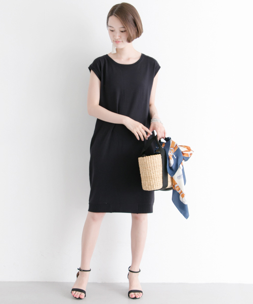 URBAN RESEARCH（アーバンリサーチ）の「UR TRベア裏毛クルーネックワンピース	（ワンピース・レディース・グレー/ネイビー・FREE）」の4枚目の写真