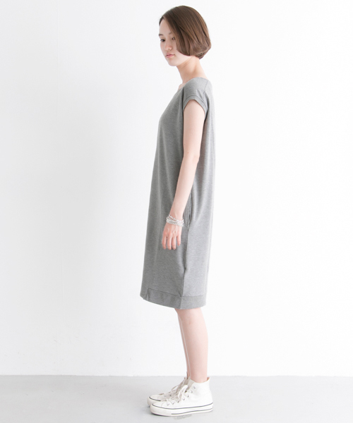 URBAN RESEARCH（アーバンリサーチ）の「UR TRベア裏毛クルーネックワンピース	（ワンピース・レディース・グレー/ネイビー・FREE）」の8枚目の写真