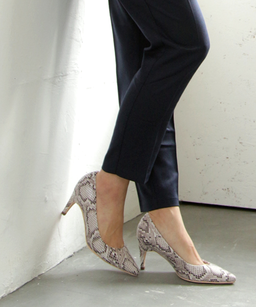 SESTO（セスト）の「7cmストレートヒールのスエード素材美脚ポインテッドトゥパンプス（パンプス・レディース・グレイッシュベージュ/パイソン/ブラック/ダークベージュ/グレー/ブルー/ネイビー/イエロー/ピンク/レッド/その他/ライトグレー/ブラック系その他/ブラック系その他2/グレー系その他/イエロー系その他/オレンジ系その他/ブルー系その他/ホワイト系その他・23.0cm/22.0cm/25.5cm/24.5cm/24.0cm/22.5cm/23.5cm）」の19枚目の写真