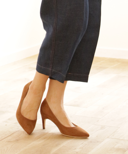 SESTO（セスト）の「7cmストレートヒールのスエード素材美脚ポインテッドトゥパンプス（パンプス・レディース・グレイッシュベージュ/パイソン/ブラック/ダークベージュ/グレー/ブルー/ネイビー/イエロー/ピンク/レッド/その他/ライトグレー/ブラック系その他/ブラック系その他2/グレー系その他/イエロー系その他/オレンジ系その他/ブルー系その他/ホワイト系その他・23.0cm/22.0cm/25.5cm/24.5cm/24.0cm/22.5cm/23.5cm）」の10枚目の写真