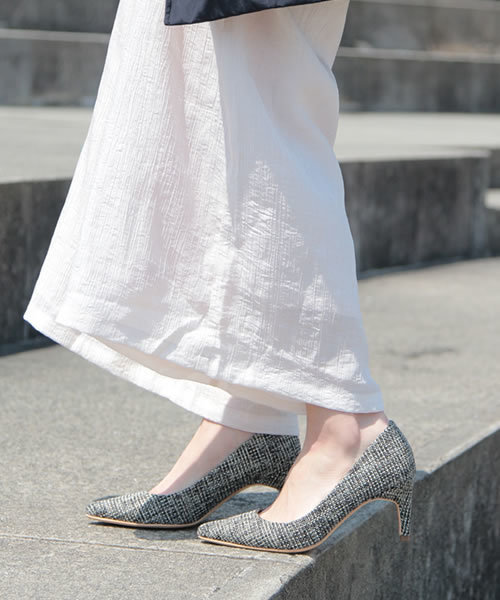 SESTO（セスト）の「7cmストレートヒールのスエード素材美脚ポインテッドトゥパンプス（パンプス・レディース・グレイッシュベージュ/パイソン/ブラック/ダークベージュ/グレー/ブルー/ネイビー/イエロー/ピンク/レッド/その他/ライトグレー/ブラック系その他/ブラック系その他2/グレー系その他/イエロー系その他/オレンジ系その他/ブルー系その他/ホワイト系その他・23.0cm/22.0cm/25.5cm/24.5cm/24.0cm/22.5cm/23.5cm）」の5枚目の写真