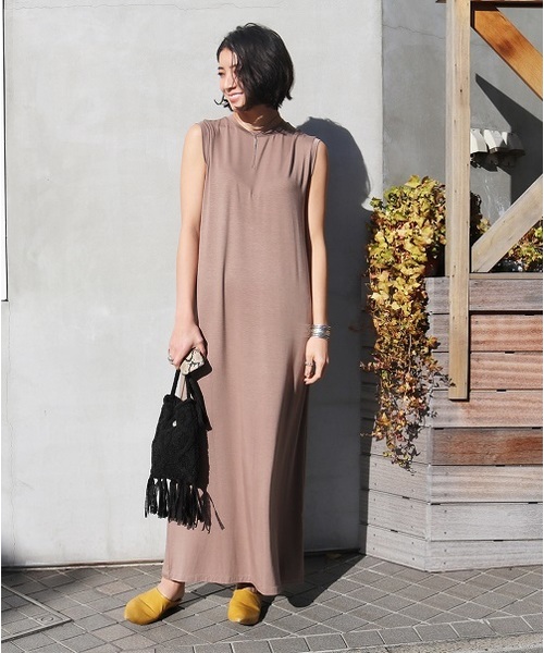 TODAYFUL（トゥデイフル）の「バッグスリットワンピース（ワンピース・レディース・ブラック/グレイッシュベージュ/オレンジ・38inch/36inch）」の2枚目の写真