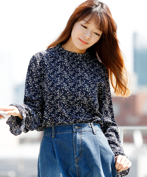 RAY CASSIN（レイカズン）の「シャーリングハイネック小花柄ブラウス（シャツ/ブラウス・レディース・ブラック/ネイビー/グリーン/オフホワイト・FREE）」の4枚目の写真