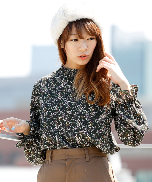 RAY CASSIN（レイカズン）の「シャーリングハイネック小花柄ブラウス（シャツ/ブラウス・レディース・ブラック/ネイビー/グリーン/オフホワイト・FREE）」の3枚目の写真