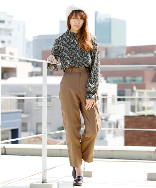 RAY CASSIN（レイカズン）の「シャーリングハイネック小花柄ブラウス（シャツ/ブラウス・レディース・ブラック/ネイビー/グリーン/オフホワイト・FREE）」の14枚目の写真