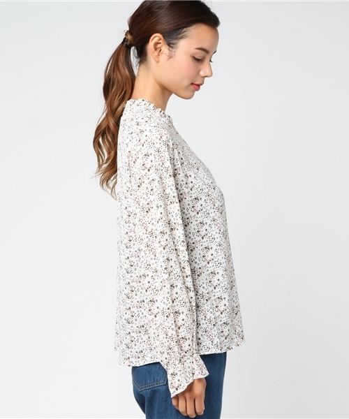 RAY CASSIN（レイカズン）の「シャーリングハイネック小花柄ブラウス（シャツ/ブラウス・レディース・ブラック/ネイビー/グリーン/オフホワイト・FREE）」の5枚目の写真