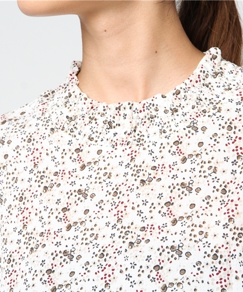 RAY CASSIN（レイカズン）の「シャーリングハイネック小花柄ブラウス（シャツ/ブラウス・レディース・ブラック/ネイビー/グリーン/オフホワイト・FREE）」の9枚目の写真