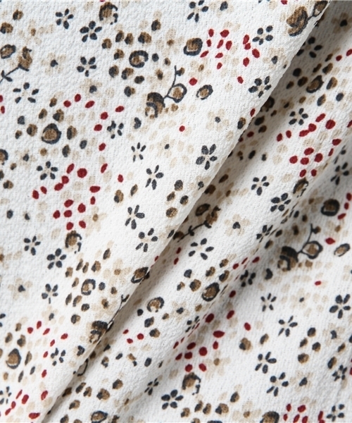 RAY CASSIN（レイカズン）の「シャーリングハイネック小花柄ブラウス（シャツ/ブラウス・レディース・ブラック/ネイビー/グリーン/オフホワイト・FREE）」の8枚目の写真