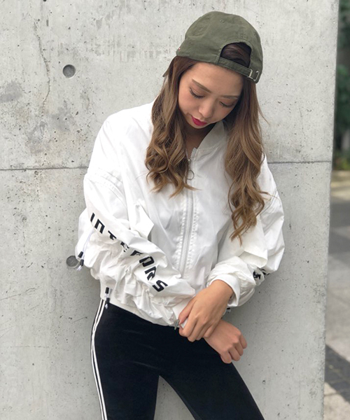 SPIGA（スピーガ）の「ﾊﾞｯｸ袖ﾛｺﾞPTｼｮｰﾄﾌﾞﾙｿﾞﾝ（ブルゾン・レディース・ホワイト/ブラック/カーキ/ブルー・FREE）」の2枚目の写真