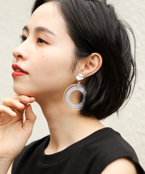 LOWRYS FARM（ローリーズファーム）の「オオブリリングイヤリング　839012（イヤリング・レディース・ベージュ/ブラウン/オフホワイト・FREE）」の2枚目の写真