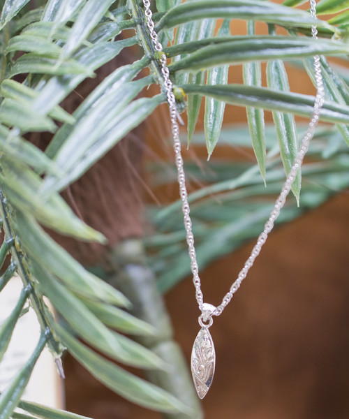 Kahiko（カヒコ）の「【Kahiko】イニシャルハワジュネックレス（ネックレス・レディース・シルバー系その他/ゴールド系その他/シルバー系その他2/シルバー系その他3/シルバー系その他4/シルバー系その他5/シルバー系その他6/ゴールド系その他2/ゴールド系その他3/ゴールド系その他4/ゴールド系その他5/ゴールド系その他6・FREE）」の4枚目の写真