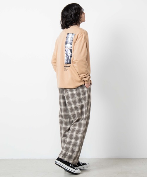 WEGO（ウィゴー）の「WEGO/ガールフォトビッグシルエットプルオーバー（スウェット・メンズ・ホワイト/ブラック/ベージュ/ライトパープル・MEDIUM/LARGE）」の6枚目の写真