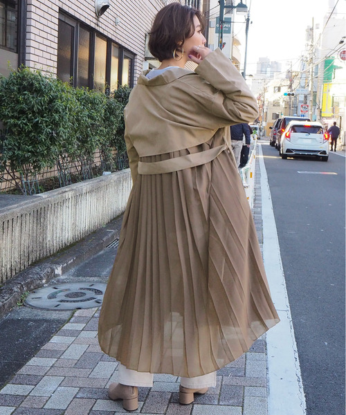 tiptop（ティップトップ）の「バックプリーツロングトレンチコート（トレンチコート・レディース・ベージュ/ブラウン/グレイッシュベージュ・FREE）」の2枚目の写真