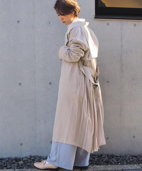 tiptop（ティップトップ）の「バックプリーツロングトレンチコート（トレンチコート・レディース・ベージュ/ブラウン/グレイッシュベージュ・FREE）」の3枚目の写真
