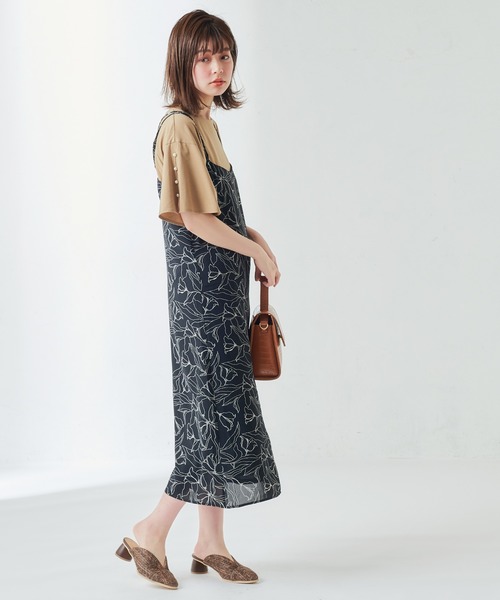 natural couture(ナチュラルクチュール)の「線画フラワープリントキャミワンピース(ワンピース・レディース・オフホワイト/ブラック・FREE)」の2枚目の写真