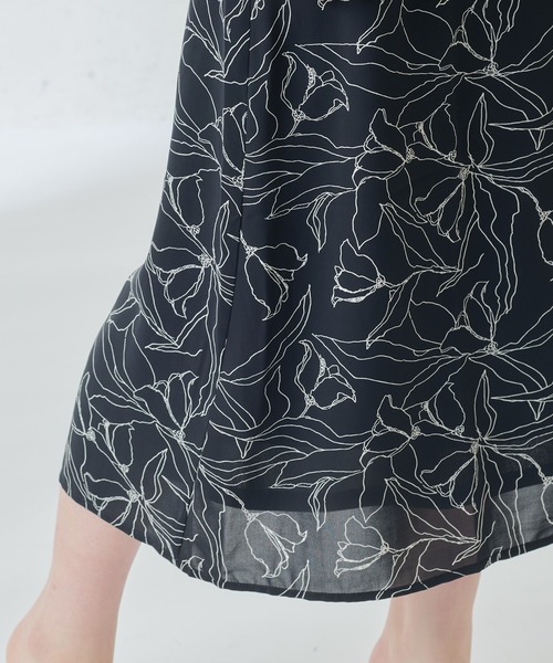 natural couture(ナチュラルクチュール)の「線画フラワープリントキャミワンピース(ワンピース・レディース・オフホワイト/ブラック・FREE)」の13枚目の写真