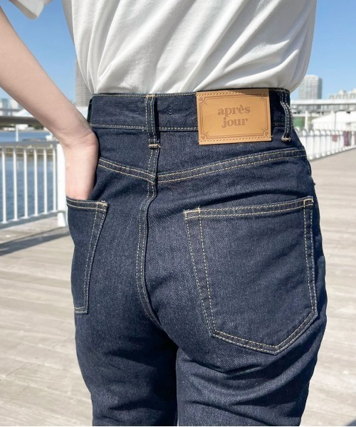 apres jour（アプレジュール）の「フレアーデニムパンツ【ZOZOTOWN限定アイテム】（デニムパンツ・レディース・ライトブルー/ダークブルー/オフホワイト・MEDIUM/SMALL/X-LARGE/LARGE）」の3枚目の写真