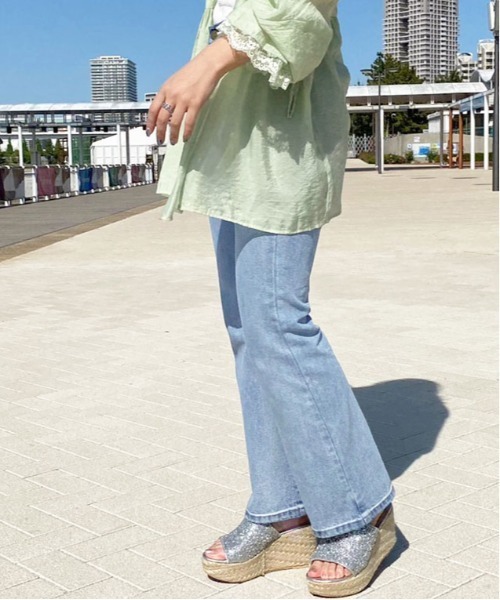 apres jour（アプレジュール）の「フレアーデニムパンツ【ZOZOTOWN限定アイテム】（デニムパンツ・レディース・ライトブルー/ダークブルー/オフホワイト・MEDIUM/SMALL/X-LARGE/LARGE）」の6枚目の写真