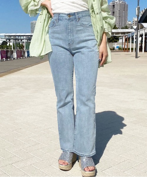 apres jour（アプレジュール）の「フレアーデニムパンツ【ZOZOTOWN限定アイテム】（デニムパンツ・レディース・ライトブルー/ダークブルー/オフホワイト・MEDIUM/SMALL/X-LARGE/LARGE）」の5枚目の写真