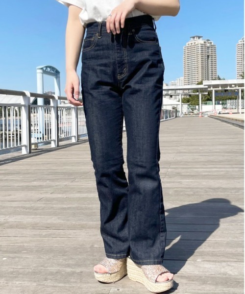 apres jour（アプレジュール）の「フレアーデニムパンツ【ZOZOTOWN限定アイテム】（デニムパンツ・レディース・ライトブルー/ダークブルー/オフホワイト・MEDIUM/SMALL/X-LARGE/LARGE）」の13枚目の写真