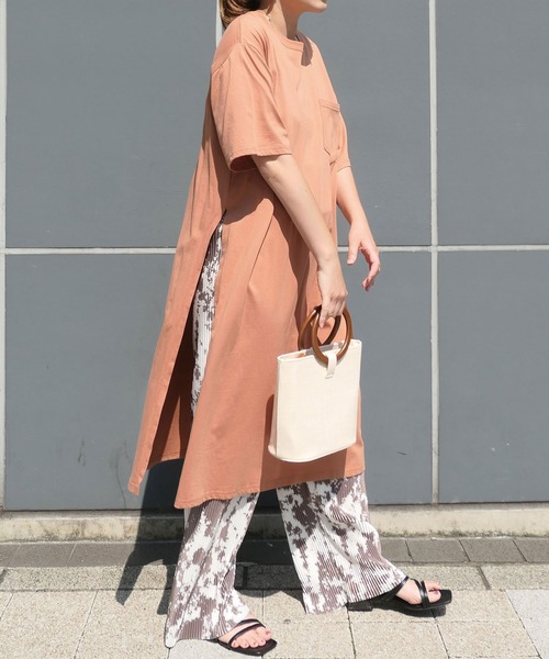 CORNERS（コーナーズ）の「フロントポケット付きTシャツワンピース（ワンピース・レディース・テラコッタ/グレイッシュベージュ/ブラック/オフホワイト・M）」の4枚目の写真