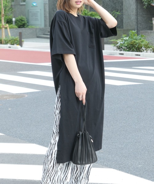 CORNERS（コーナーズ）の「フロントポケット付きTシャツワンピース（ワンピース・レディース・テラコッタ/グレイッシュベージュ/ブラック/オフホワイト・M）」の3枚目の写真