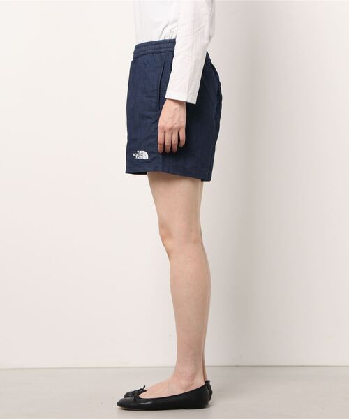 THE NORTH FACE（ザノースフェイス）の「ザ ノース フェイス THE NORTH FACE Nylon Denim Versatile Short(ナイロンデニムバーサタイルショーツ)（デニムパンツ・レディース・ダークブルー・S/M/L/XL）」の2枚目の写真