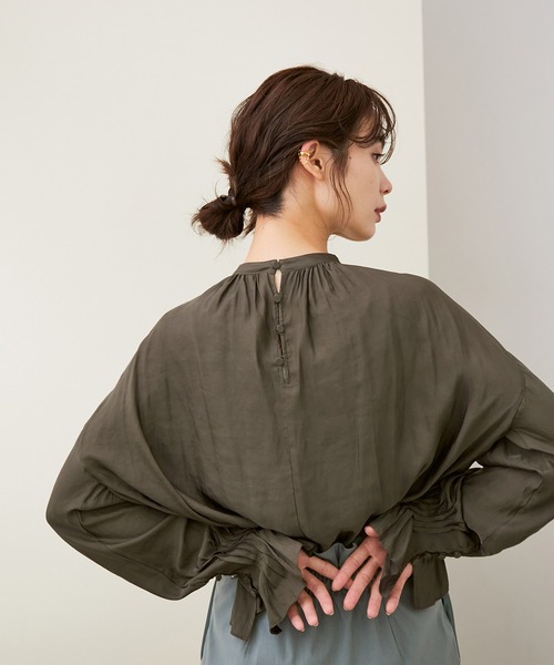 ROPE'（ロペ）の「カッセンサテンピンタックスリーブブラウス（シャツ/ブラウス・レディース・ホワイト/ブラウン系その他/ダークパープル・38）」の2枚目の写真