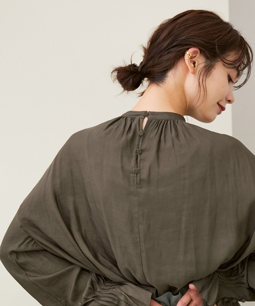 ROPE'（ロペ）の「カッセンサテンピンタックスリーブブラウス（シャツ/ブラウス・レディース・ホワイト/ブラウン系その他/ダークパープル・38）」の5枚目の写真