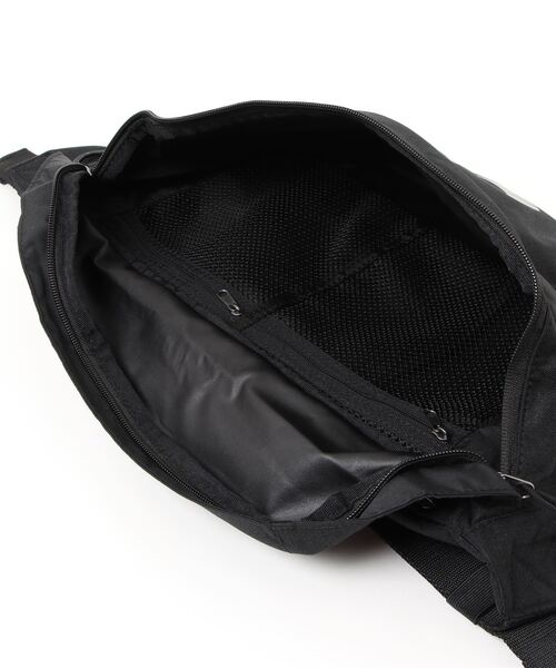 NIKE（ナイキ）の「【NIKE/ナイキ】Tech Hip Pack（ボディバッグ/ウエストポーチ・レディース・ブラック/ホワイト系その他・FREE）」の4枚目の写真